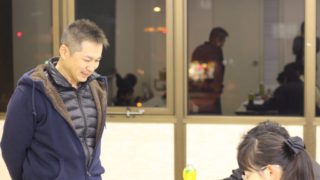 パートナーと話すプレゼンター