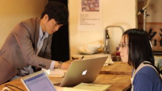 話を聞いているコーディネーター