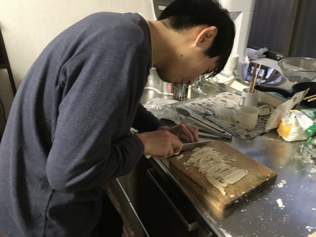 うどんを切る